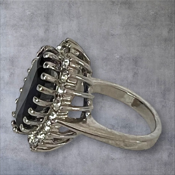 Large sapphire CZ statement ring stainless steel - Picture 6 of 8